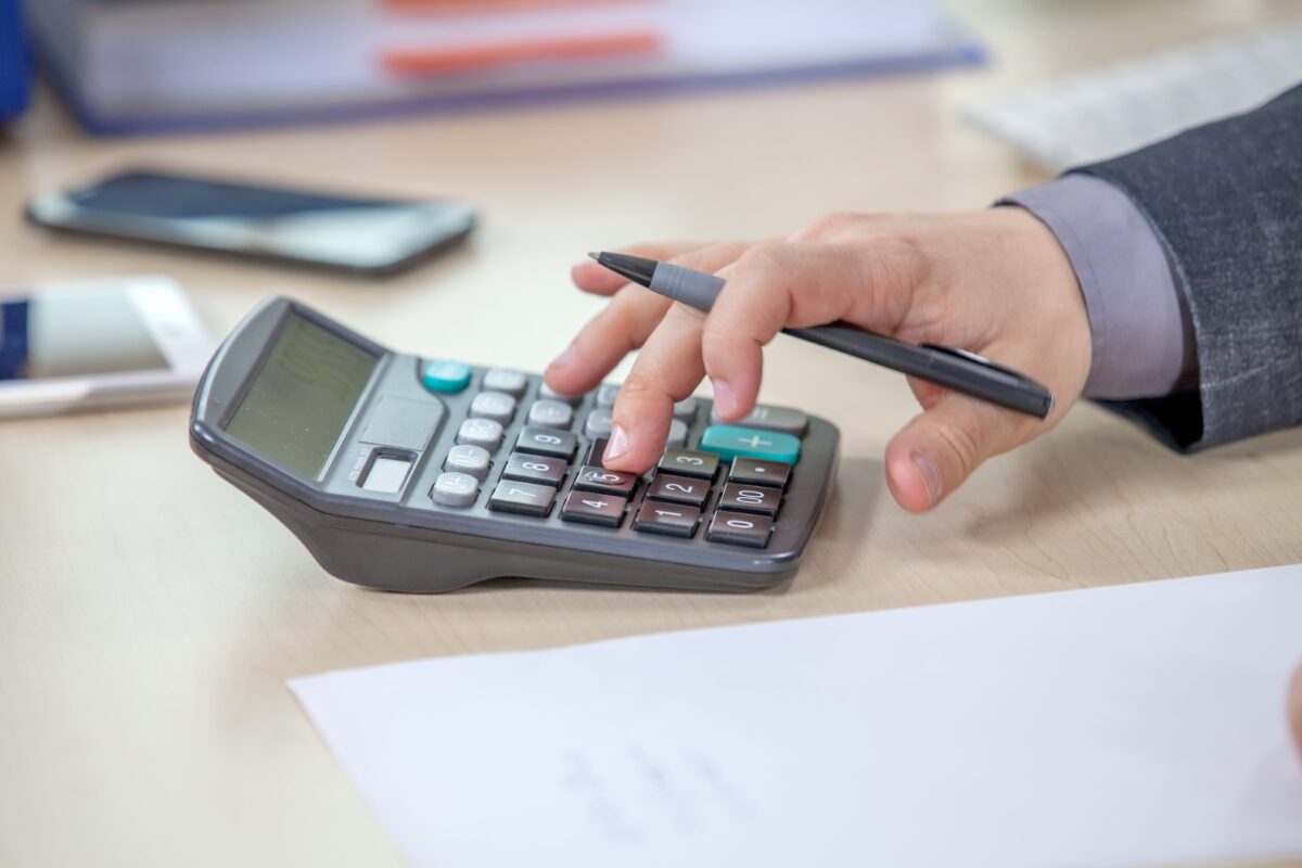 Joven empresario trabajando desde su oficina y calculando números precisos