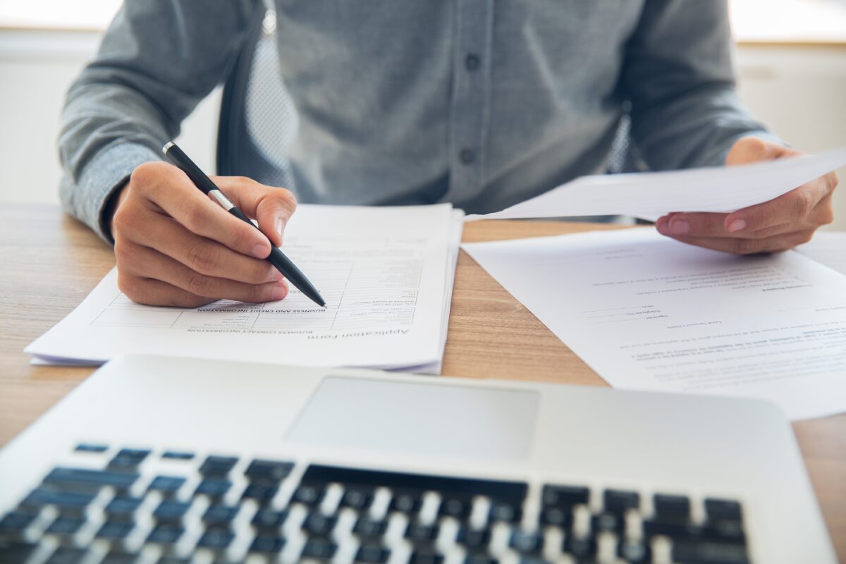 Empresario revisando documentos en la mesa de minutos